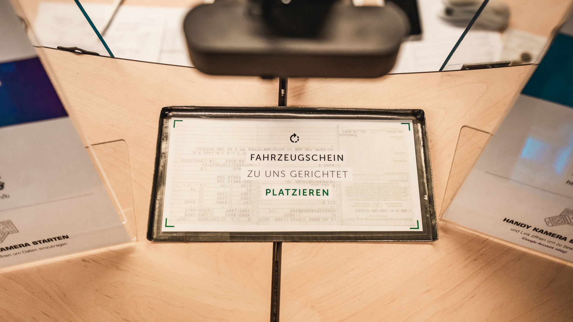 Ein Scanner hängt über einem Beispielobjekt, das eingelesen wird.